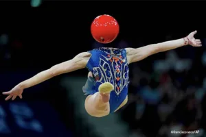 Photos Insolites des Jeux Olympiques de Paris 2024 : Photo d'une gymnaste dont le ballon rouge remplace sa tête en plein saut artistique (AP Photo/Francisco Seco)